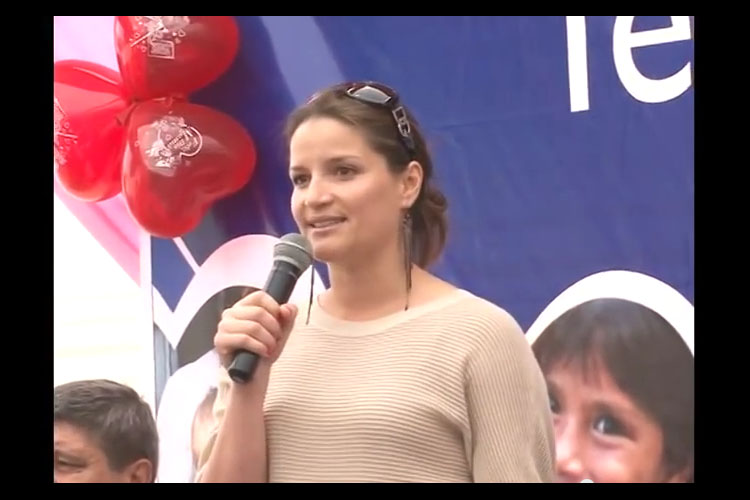 Luciana de la Fuente en homenaje a las madres shipibas de Cantagallo